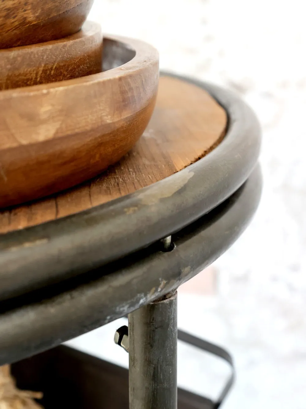 Chic Antique Regale-Display auf Rädern mit 3 Regalen und 3 Holzkisten