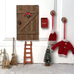 Det Gamle Apotek Weihnachtsdeko-Wichteltür-Set aus Holz, 9-teilig mit Zubehör